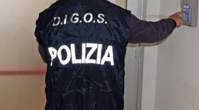 Minaccia terrorismo a Lecco. Chat jihadista e manuali per costruire ordigni: arrestato un ventenne digos