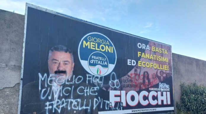 A Pescate imbrattati i manifesti dell’europarlamentare Fiocchi: “Inutili idioti” Il manifesto imbrattato a Pescate