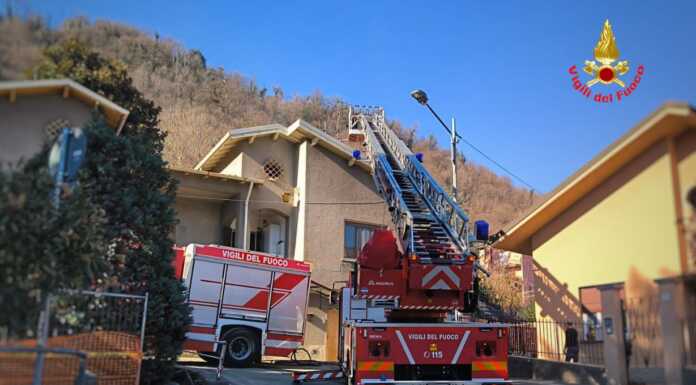 Tetto in fiamme ad Airuno, intervento dei Vigili del Fuoco incendio airuno