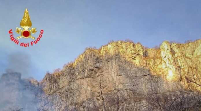Incendio bosco a Ballabio, Vigili del Fuoco al lavoro vigili del fuoco incendio ballabio