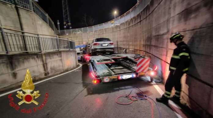 Maggianico. Bisarca bloccata nel sottopasso della stazione, strada chiusa bisarca bloccata