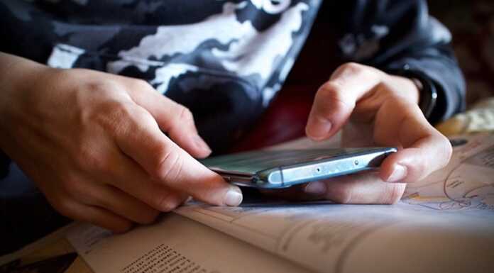 Cellulari a scuola, vietarli o no? Parlano docenti e presidi smartphone