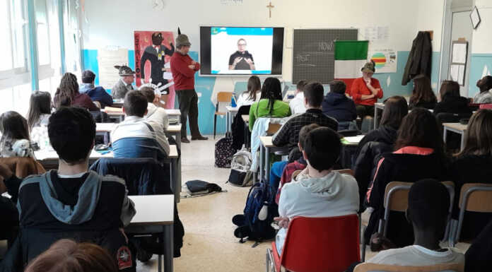 Gli Alpini di Calolzio nelle scuole per parlare del Tricolore Alpini nelle scuole calolzio tricolore