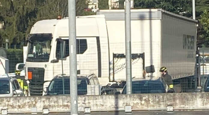 Autoarticolato sbaglia strada e rompe il serbatoio Autoarticolato serbatoio rotto