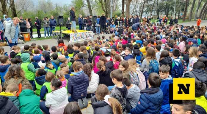 Marcia della Pace: in 700 tra studenti, insegnanti e associazioni sfilano a Calolzio Calolzio Marcia della Pace 2024 scuole associazioni
