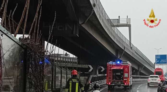 Auto si ribalta sulla SS36, due giovani soccorsi incidente ss36 ribaltamento
