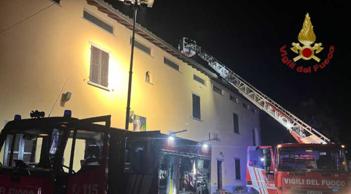 In fiamme il tetto di un’abitazione, nottata di lavoro per i Vigili del Fuoco Incendio Olgiate Molgora