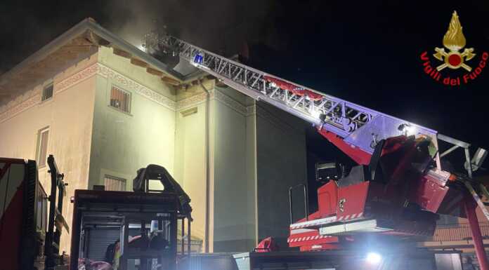 Tetto in fiamme a Brivio, serata di lavoro per i Vigili del Fuoco Incendio tetto a Brivio