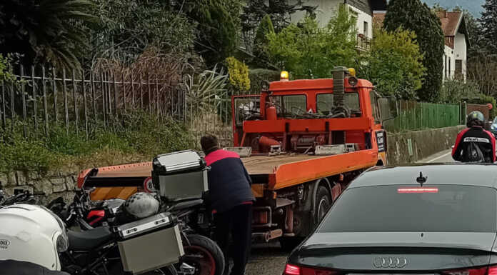 Mandello, incidente fra un’auto e due moto: cinque persone coinvolte