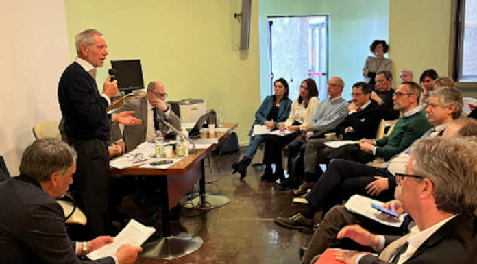 Bertolaso promette a dipendenti e sindaci: “L’ospedale di Merate resterà di primo livello”