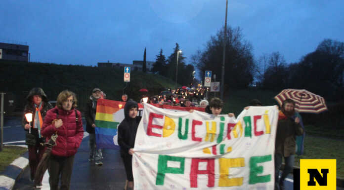 Merate, “Educhiamoci alla pace”: in tanti alla fiaccolata per dire no alle guerre
