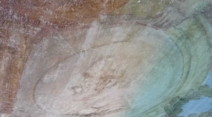 Merate, restauro dello scalone: dagli affreschi spunta un volto che sembra del Manzoni