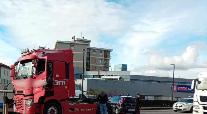 Motrice di un camion in avaria a Nibionno, disagi sulla Como-Bergamo e sulla SS36 Mostrice camion avaria nibionno