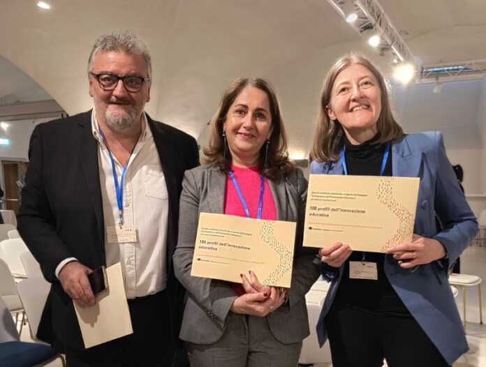 Roberto Castaldo dell'ISIS Europa di Pomigliano d'Arco, Miriam Cresta CEO di Junior Achievement e Laura Arrigoni dell'Istituto Maria Ausiliatrice