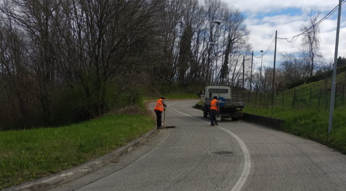 Rogeno. Intervento di manutenzione per pulizia di tombini e caditoie