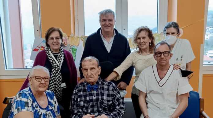 Giuseppe Rota compie 101 anni, festa agli Istituti Airoldi e Muzzi Rota Giuseppe con il Dirrettore Marco Magnelli, la Vicepresidente Rosaria Bonacina, la Dottoressa Valeri Malighetti e il Coordintore infermieristico Giorgio Baruffaldi