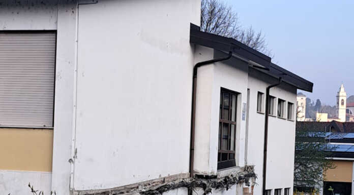 Cantiere alla primaria di Foppenico: “Pericoloso fare lezione, sospendete i lavori” Lavori alla scuola primaria di Foppenico