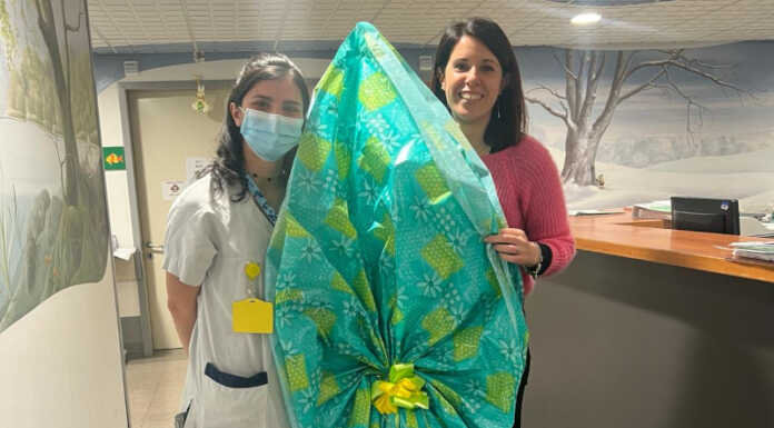 Pasqua più dolce in pediatria, donato un uovo gigante ai bimbi ricoverati Uovo Pasqua gigante ospedale lecco pediatria