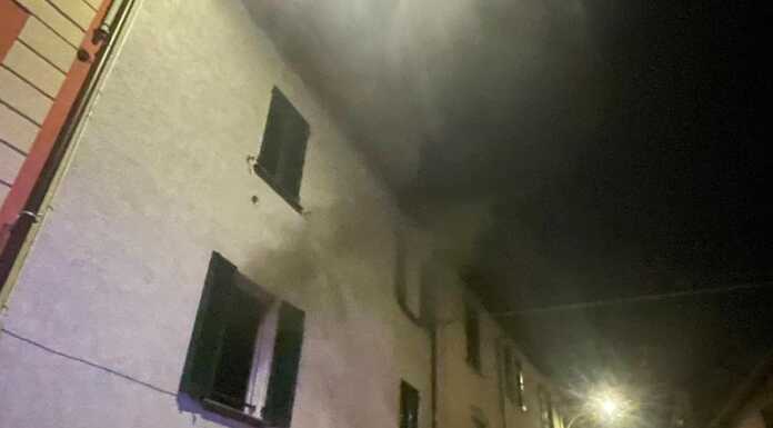 Acquate, incendio in casa, intervengono i Vigili del Fuoco incendio via renzo acquate