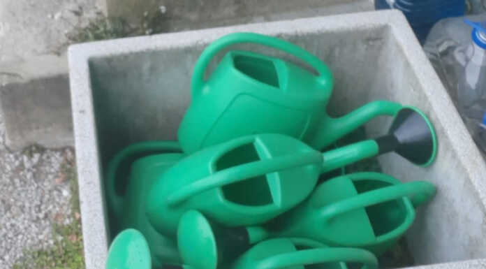 La segnalazione ha funzionato: annaffiatoi nuovi al cimitero di Laorca annaffiatoi nuovi cimitero di laorca 2024