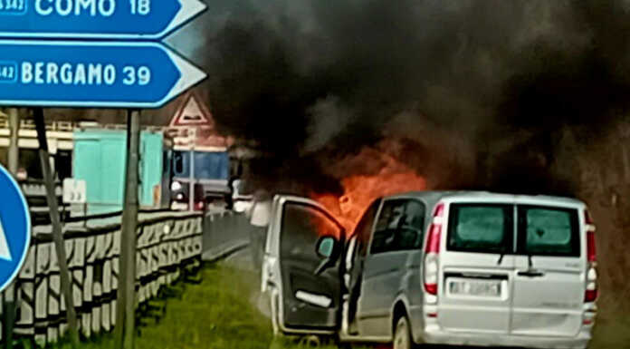 Auto avvolta dalle fiamme sulla SS36 a Nibionno, illeso il conducente auto in fiamme ss36 a nibionno