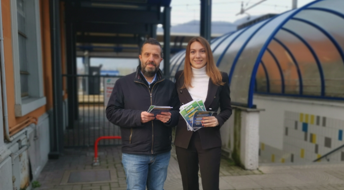 Presidio di Azione Lecco nelle stazioni di Calolzio e Paderno