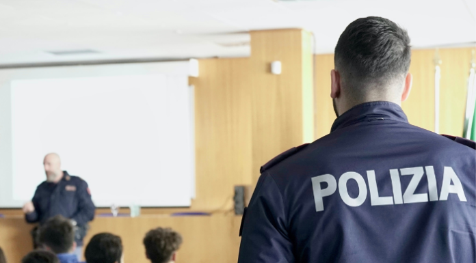 Casargo, gli studenti incontrano la Polizia per parlare di cyberbullismo