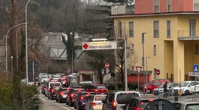 Ospedale. Dipendenti in coda per il parcheggio: strada bloccata e polemiche code parcheggio dipendenti ospedale