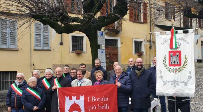 Corenno Plinio, consegnata la bandiera rossa dei Borghi più belli d’Italia