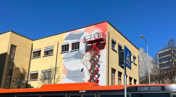 Un murale colora il Liceo G.B. Grassi, lo realizzano gli studenti gb grassi murale