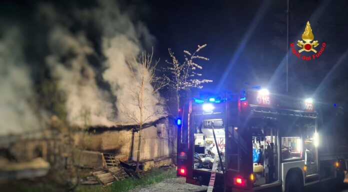 Colico, nella notte in fiamme una rimessa per i mezzi agricoli incendio colico