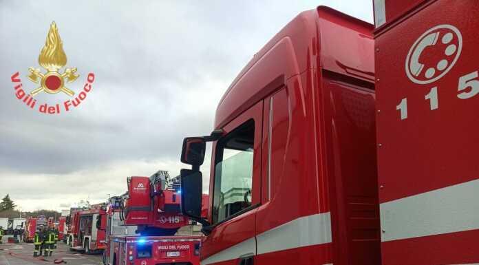 Incendio in una ditta a Usmate Velate: due persone intossicate