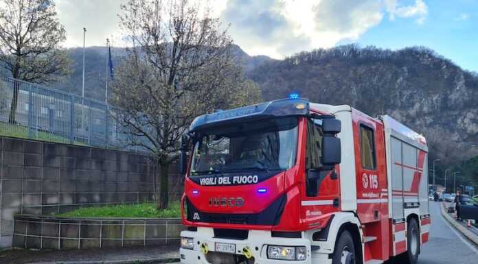 Incendio nel parcheggio dell’Ospedale, Vigili del Fuoco al lavoro