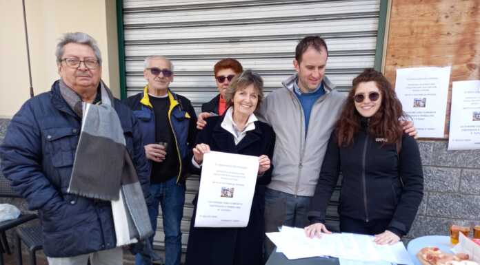 Introbio. Un banchetto in piazza per la raccolta firme pro “Fusione dei Comuni”