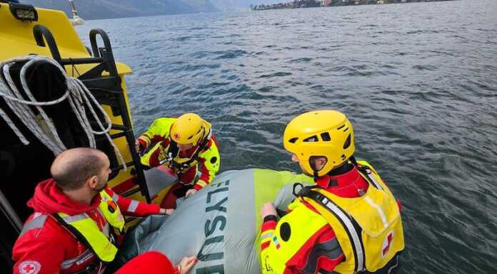 Kitesurfer in difficoltà al largo di Abbadia, recuperato dall’idroambulanza soccorso kitsurfer
