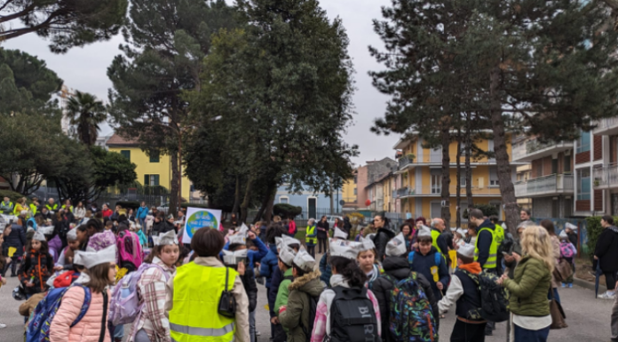 “Io vado a piedi per la terra!”, 1.400 giovani studenti a scuola col Piedibus