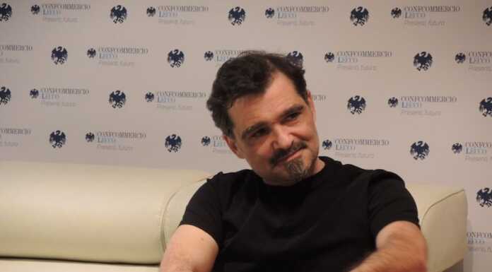 Leggermente. Poesia, amore ed eroi: in tanti all’incontro con Daniele Mencarelli daniele mencarelli leggermente 2024