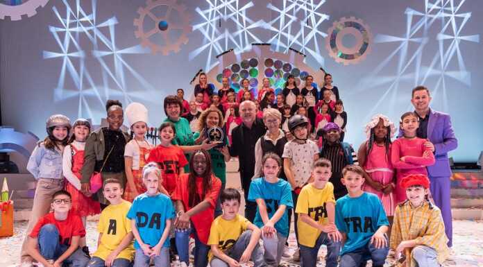 Garlate. La scuola primaria premiata al Festival della Canzone Europea dei Bambini premiazione Garlate_Di a da la ballata delle preposizioni