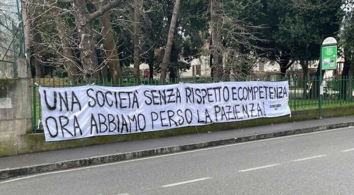 Calcio Lecco, fuori dallo stadio lo striscione dei tifosi: “Abbiamo perso la pazienza” striscione calcio lecco