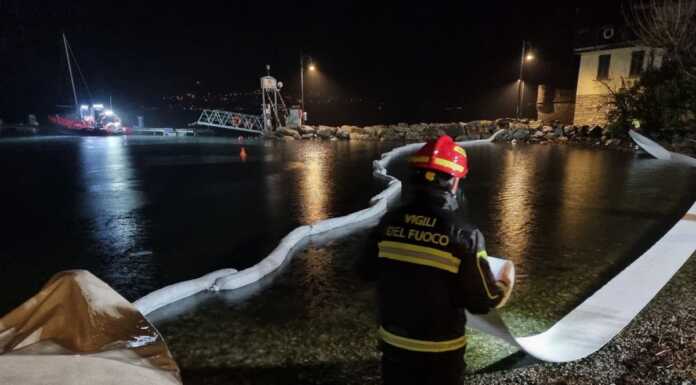 Sostanze inquinanti nel lago, intervento dei Vigili del Fuoco a Lierna sversamento_lago_lierna_20240302