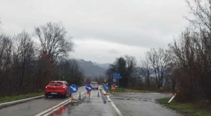 SS36. Svincolo chiuso per allagamenti, ma gli automobilisti passano lo stesso Svincolo ss36 allagato Suello