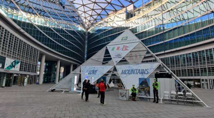 Design Week. La priamide dell’EV-K2-CNR esposta nella piazza di Palazzo Lombardia