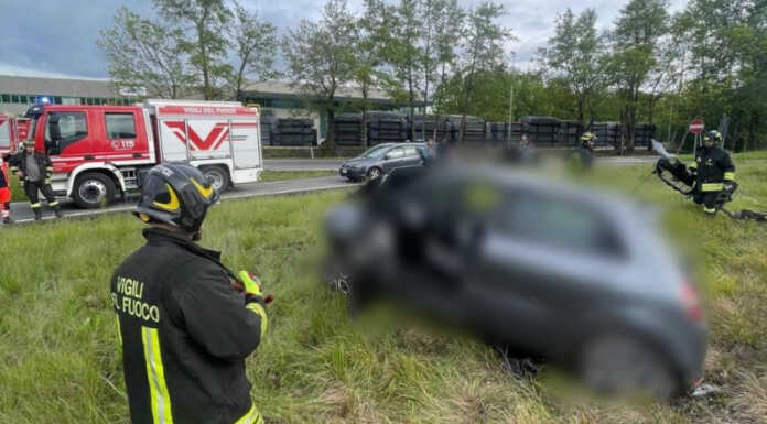 SS36. Auto si ribalta all’altezza dello svincolo di Annone Auto ribaltata ss36 annone brianza