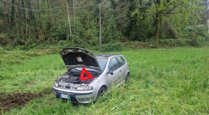 Esce di strada con l’auto e finisce nei campi: incidente tra Brivio e Arlate