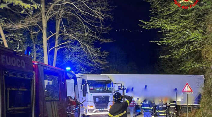 Camion incastrato sulla Bellano-Taceno, intervento dei Vigili del Fuoco Camion incastrato Bellano Taceno