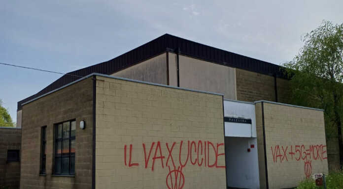 Cernusco, scritte no vax sui muri della scuola media del Comprensivo