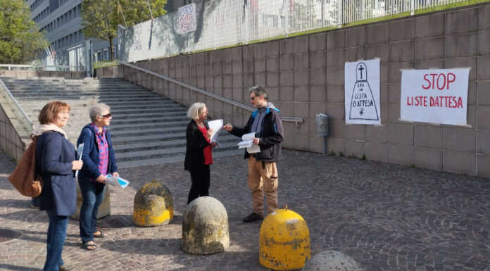 Volantinaggio del comitato “Difendiamo la sanità pubblica” contro le liste d’attesa Difendiamo la sanità pubblica