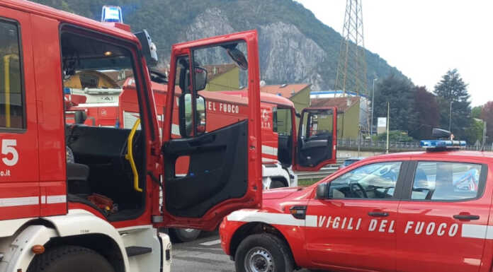 Incendio in un capannone a Valmadrera, intervento dei Vigili del Fuoco Incendio capannone a Valmadrera