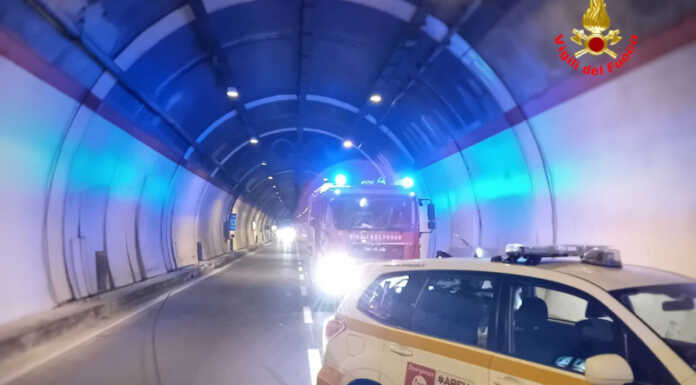 Incidente sulla Statale 36, auto si ribalta nel tunnel del Barro Incidente tunnel del barro statale 36