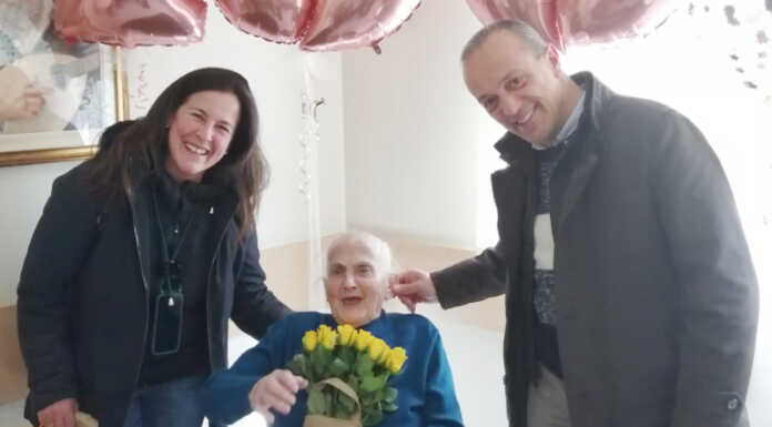 Valsassina. Festa a Villa Serena per i 100 anni di Jole Rossi Jole Rossi con il sindaco di Barzio Giovanni Arrigoni Battaia e l'assessore Giovanna Piloni